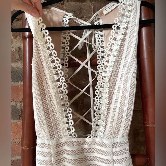 Beautiful White and Cream dress with Cutouts and lace up - Picture 4 of 6